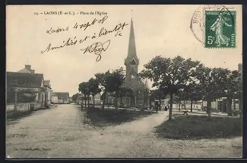 AK Laons, Place de l`Église avec arbres et bâtiments environnants