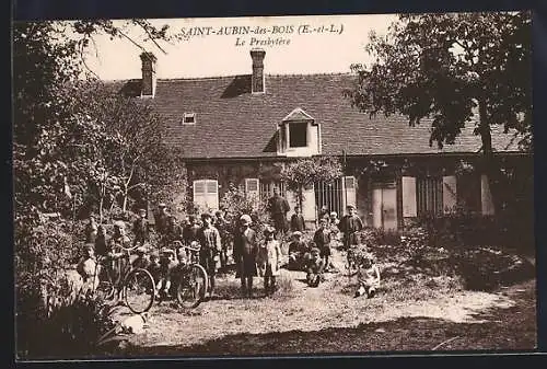 AK Saint-Aubin-des-Bois, Le Presbytère avec groupe de personnes devant la maison