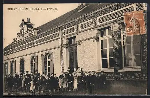 AK Serazereux, L`école avec les enfants alignés devant le bâtiment scolaire