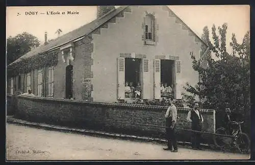 AK Douy, L`École et Mairie avec habitants devant le bâtiment