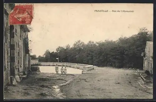 AK Prasville, Rue de l’Abreuvoir avec trois enfants au bord de l`étang