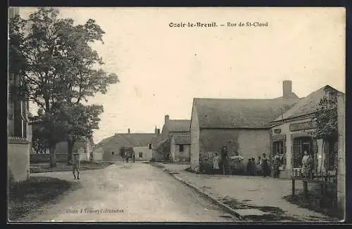 AK Ozoir-le-Breuil, Rue de St-Cloud avec habitants et bâtiments anciens