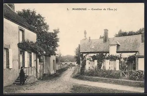 AK Marboué, Carrefour de l`Ecu avec maisons et chemin rural