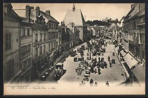 AK Dreux, Grande Rue animée avec foule et bâtiments historiques