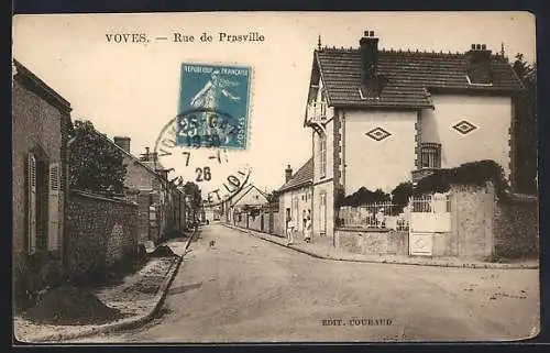 AK Voves, Rue de Prasville avec maisons et rue calme