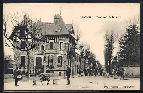 AK Voves, Boulevard de la Gare avec passants et calèche