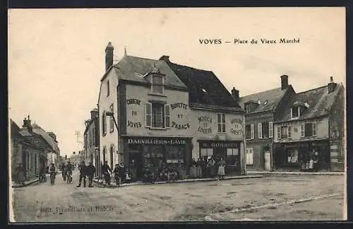 AK Voves, Place du Vieux Marché avec commerces et passants