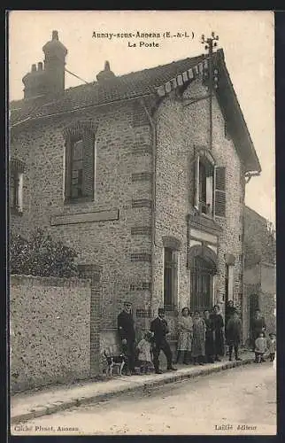 AK Aunay-sous-Auneau, La Poste et habitants devant le bâtiment