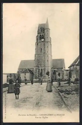 AK Garancières-en-Beauce, Vue de l`église avec habitants sur la place