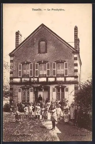 AK Theuville, Le Presbytère avec enfants posant devant le bâtiment