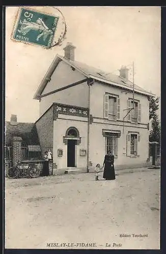 AK Meslay-le-Vidame, La Poste et scène de rue avec habitants