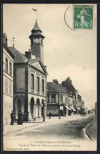 AK Châteauneuf-en-Thymerais, Facade de l`Hôtel de Ville et perspective de la Rue Grande