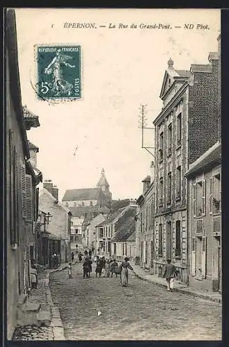 AK Épernon, La Rue du Grand-Pont animée avec passants et maisons anciennes