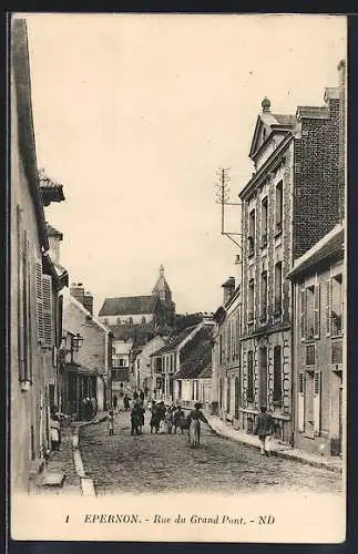 AK Épernon, Rue du Grand Pont animée avec piétons et bâtiments historiques