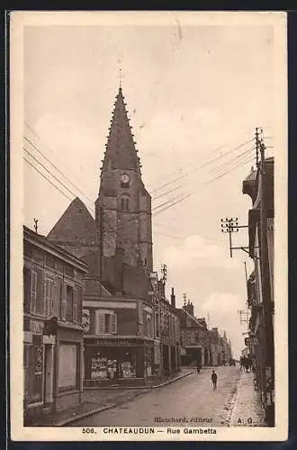 AK Châteaudun, Rue Gambetta avec église et bâtiments alignés