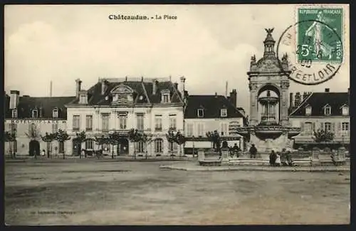 AK Châteaudun, La Place avec la fontaine et l`Hôtel de Ville en arrière-plan