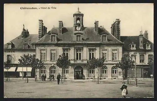 AK Châteaudun, Hôtel de Ville et place animée avec passants et arbres