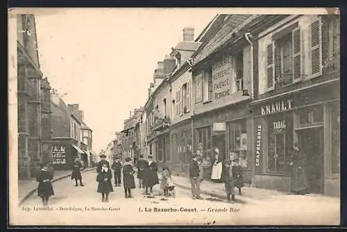 AK La Bazoche-Gouet, Grande Rue animée avec des passants et boutiques