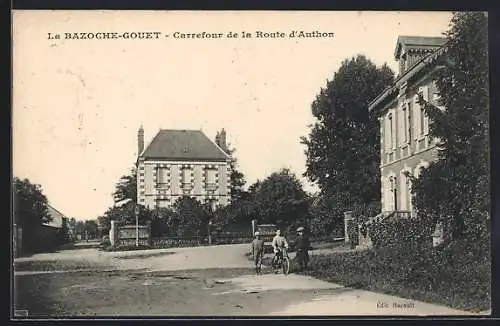 AK La Bazoche-Gouet, Carrefour de la Route d`Authon avec cyclistes et maisons environnantes