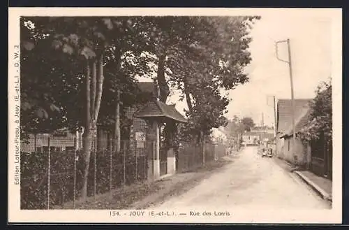 AK Jouy, Rue des Larris avec maisons et arbres en bordure de route