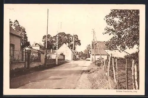 AK Jouy, Rue des Moulins Neufs avec maisons et arbres en bordure