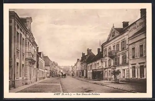 AK Anet, Rue Diane-de-Poitiers avec l`Hôtel de Diane et maisons alignées