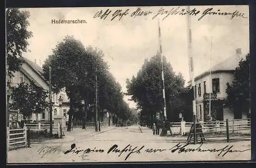 AK Hademarschen, Strassenpartie mit Bahnübergang