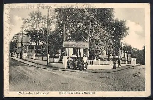 AK Niendorf / Ostseebad, Diakonissenhaus Nazareth mit Strassenpartie