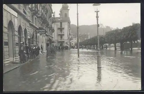 Foto-AK Luzern, Überschwemmte Strasse am Restaurant Seidenhof