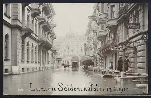 Foto-AK Luzern, Hochwasser 1910, Überschwemmte Seidenhofstrasse mit Café-Restaurant Habsburg