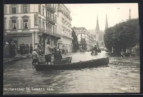 AK Luzern, Hochwasser 1910, Boote auf überschwemmter Strasse am Geschäft Schubiger