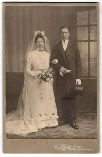 Fotografie E. Steiner, Breslau, junges Hochzeitspaar festlich gekleidet kurz nach der Trauung