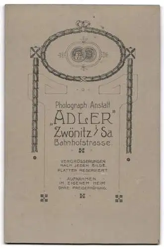 Fotografie Atelier Adler, Zwönitz, Bahnhofstrasse, Hochzeitspaar in dunkler Bekleidung, Braut mit weissem Schleier