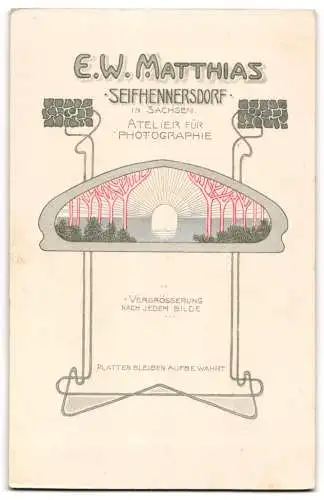 Fotografie E. W. Matthias, Seifhennersdorf / Sachsen, Braut im weissen Kleid nebst Bräutigam im schwarzen Anzug