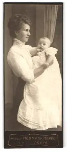 Fotografie Hermann Hoppe, Achim, Mutter mit Baby im Taufkleid