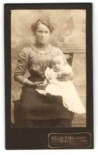 Fotografie Atelier H. Hollmann, Bremen, Findorfstr. 74, glückliche Mutter mit Baby im Taufkleid, Mutterglück