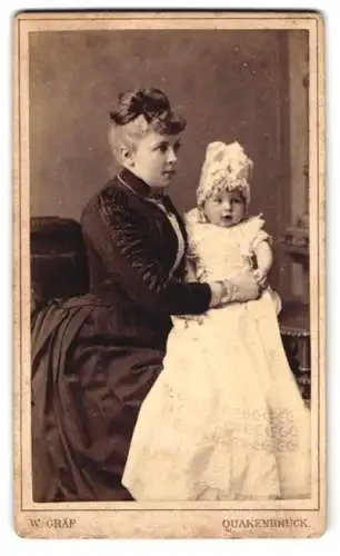 Fotografie W. Gräf, Quakenbrück, Mutter mit Baby im Taufkleid & Haube