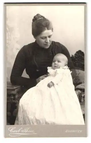 Fotografie Carl Thies, Hannover, Höltystr. 13, junge Mutter hält Baby im Taufkleid, Mutterglück