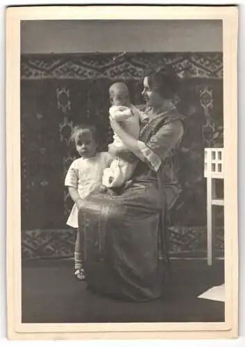 Fotografie unbekannter Fotograf und Ort, lächelnde Mutter mit Tochter & Baby im Foto-Atelier um 1912