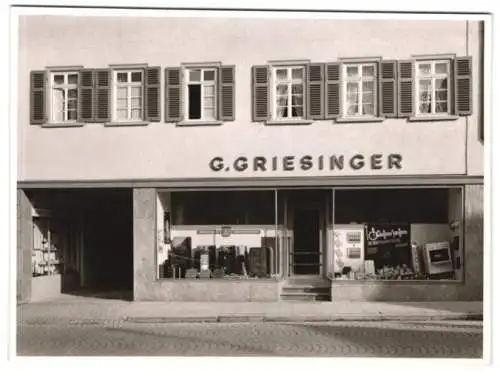 Fotografie Burgmeister, Pfullingen, Ansicht Pfullingen, Ofen Geschäft G. Griesinger, Blick in das Schaufenster