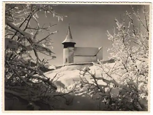 Fotografie unbekannter Fotograf, Ansicht Davos-Frauenkirch, Blick auf die veschneite reformierte Kirche, Winterlandschaf