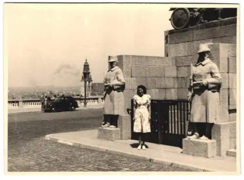 Fotografie unbekannter Fotograf, Ansicht Brüssel, junge Frau posiert vor den Infanterie Denkmal