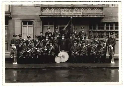 Fotografie W. Burlon, Frutigen, Arbeitermusik Kapelle in Uniform vor der Pension Alpenblick von Hans Ogi-Häusermann