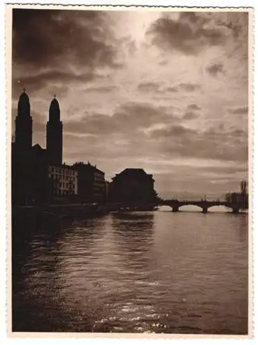 Fotografie unbekannter Fotograf, Ansicht Zürich, romantische Abendstimmung über der Stadt mit Blick nach der Brücke