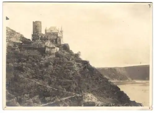 Fotografie unbekannter Fotograf, Ansicht St. Goarshausen, Blick nach der Burg Katz mit Rheinpartie