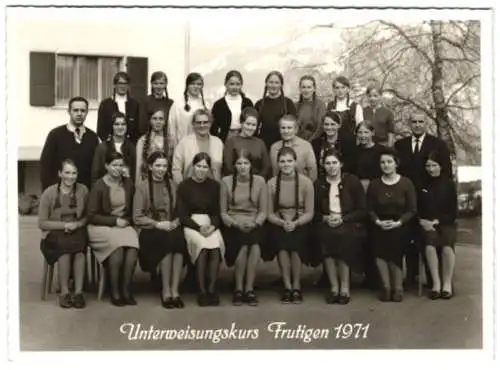 Fotografie Fotograf unbekannt, Mädchen und Frauen Unterweisungskurs in Frutigen 1971, Mädchen mit langen Zöpfen