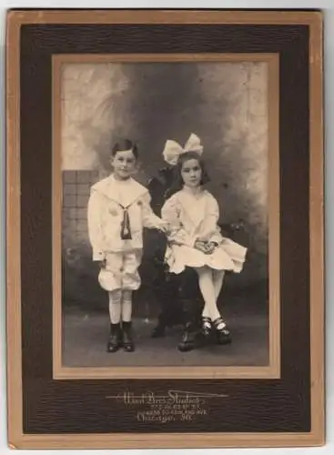 Fotografie Wood Bros. Studios, Chicago / Ill., junger amerikanischer Knabe in Knickerbocker Hose nebst seiner Schwester