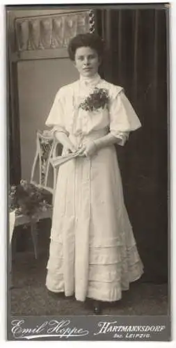 Fotografie Emil Hoppe, Hartmannsdorf, junge Sächsin im weissen Kleid mit Ansteckblume und Fächer in der Hand