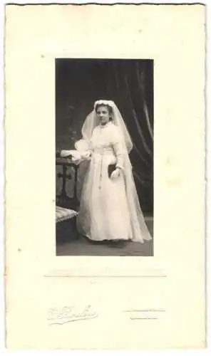 Fotografie E. Boulin, Orleans, junges franzöisches Mädchen zur Kommunion im weissen Kleid mit Schleier