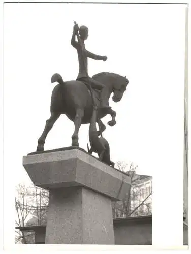 Fotografie unbekannter Fotograf, Ansicht Hamburg-St. Georg, Statue St. Georg mit dem Drachen von Gerhard Marck